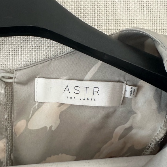 ASTR the label silk green top - Picture 3 of 3